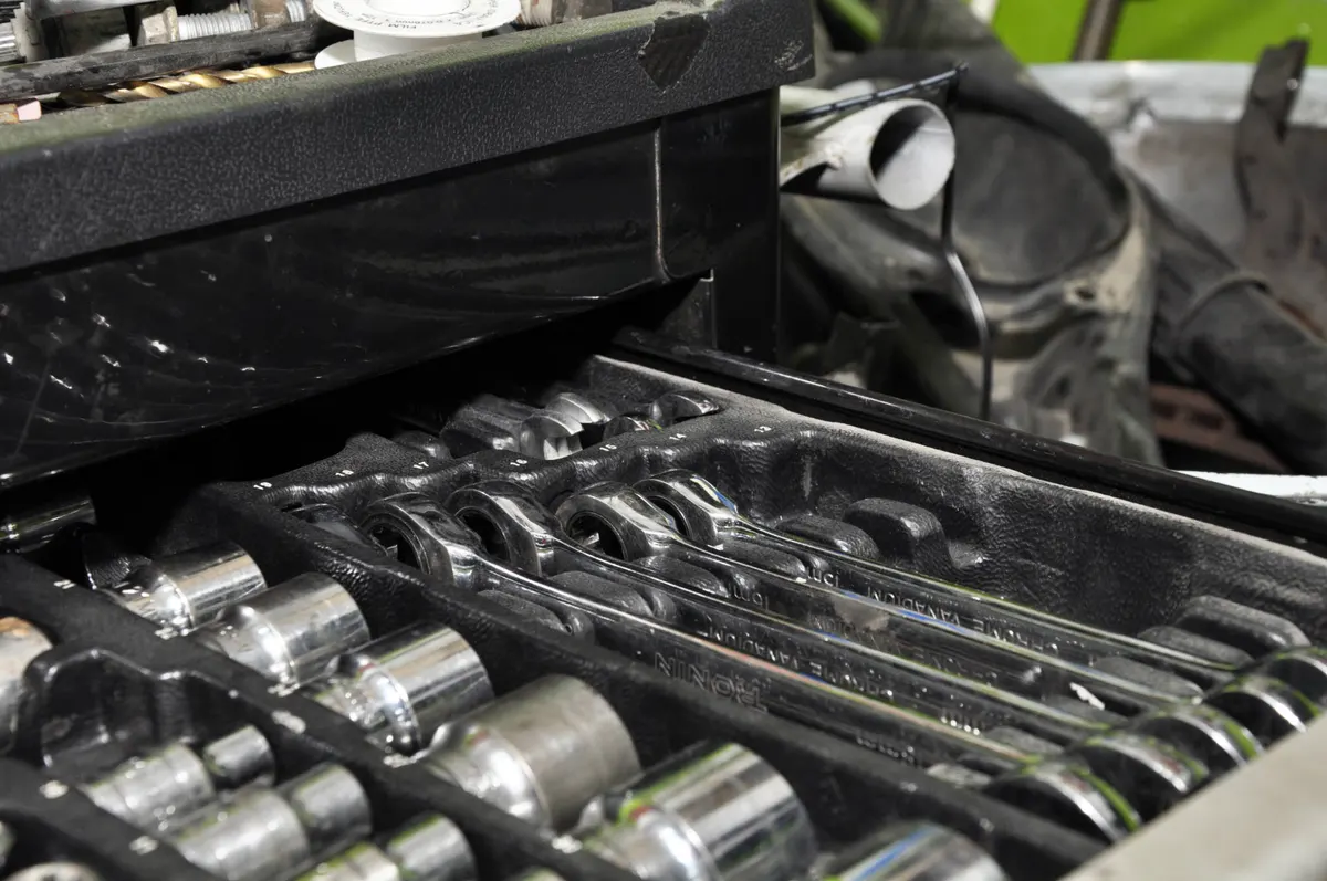 Una cassetta di chiavi a bussola ordinate in officina
