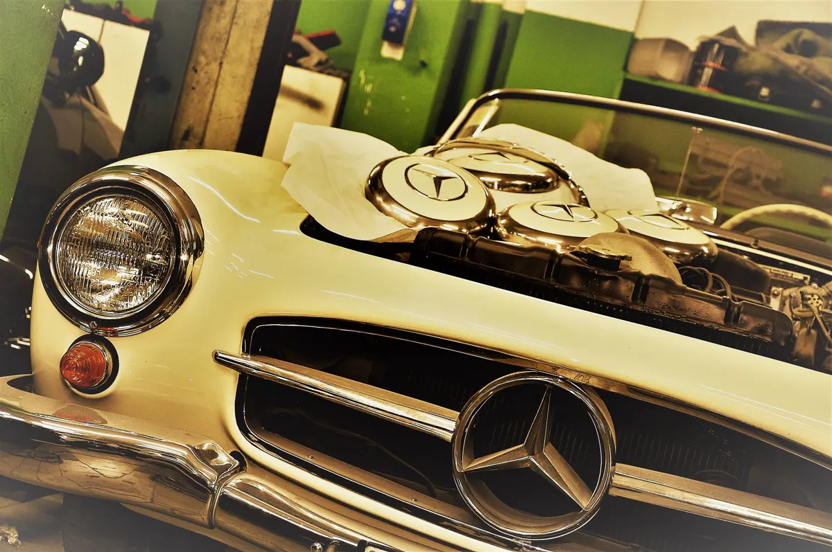 Il frontale cromato di una Mercedes d'epoca color crema