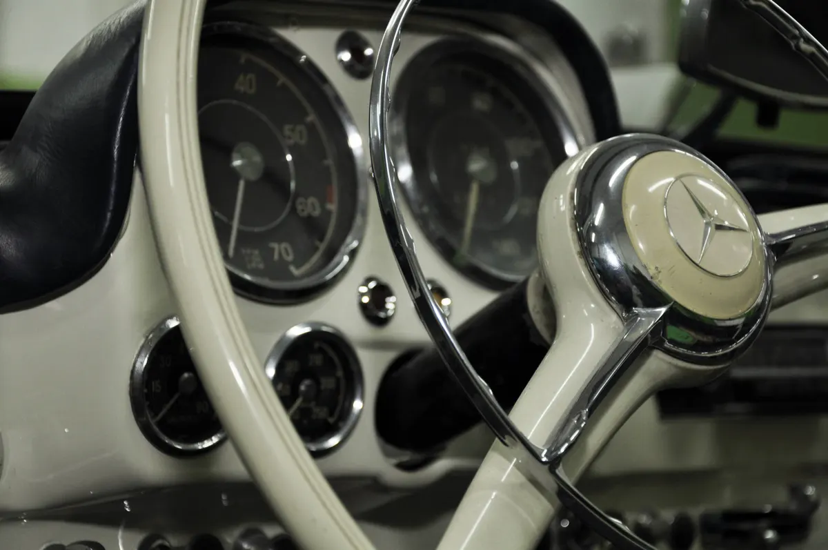 Il volante e il cruscotto di una Mercedes d'epoca